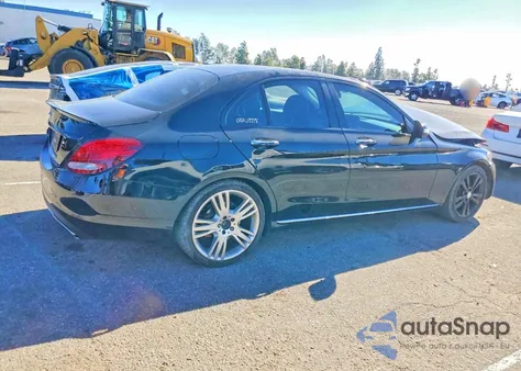 2015 Mercedes-Benz C 300 z USA, uszkodzony, nr VIN 55SWF4JB5FU057657